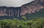 Começam a aparecer as primeiras cachoeiras nos tepuis a caminho do Salto Angel, em Canaima, no sul da Venezueka